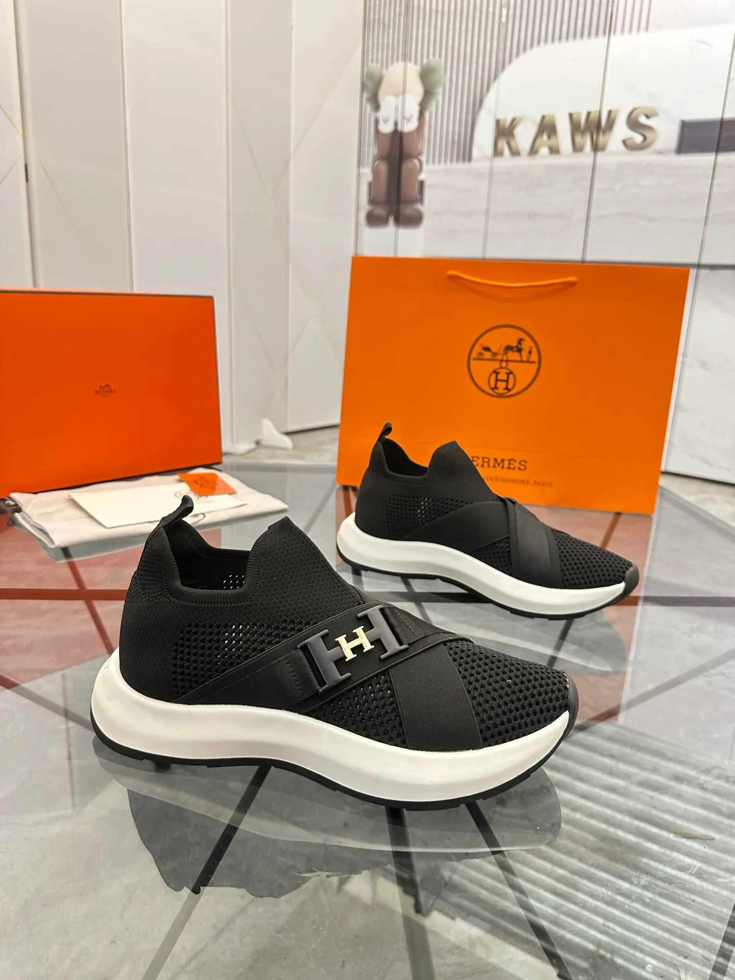 Men's shoes: 💰P620¥ High-end top quality Product trademark: Hermes *"Hermès*" low-top casual shoes Regular size: 38-45 (can be customized to 46) Product materials: Upper imported from the counter original fly weave, breathable lining, cowhide foot pads, original outsole. No.: 001
